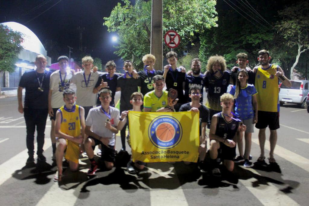 Santa Helena fica vice-campeã de competição de voleibol em Formosa do Oeste